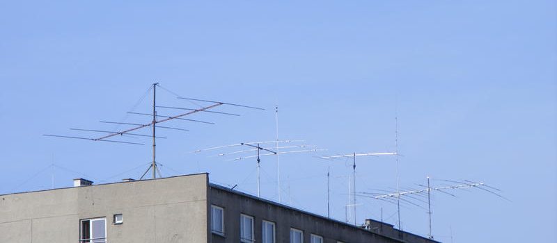 Klubowe anteny na dachu Solarisa